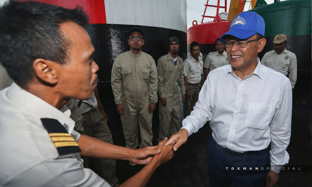 大马柔佛大臣奥斯曼探访在船上执勤的安全部队人员