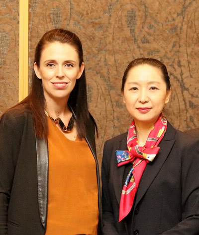 吴玺大使（右）在奥克兰会见新西兰总理阿德恩