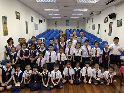美里国会议员张有庆医生与领得食物援助金的40名中山小学学生合摄。