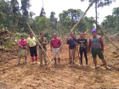 姆鲁弄特拉湾长屋村民设路障栏杆，禁止阻止私人公司进入施工地带。