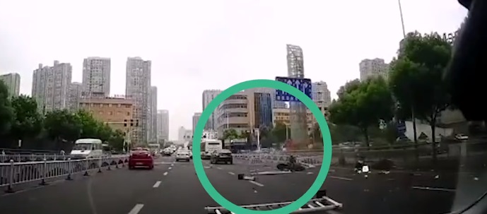 常州奔驰连撞多车